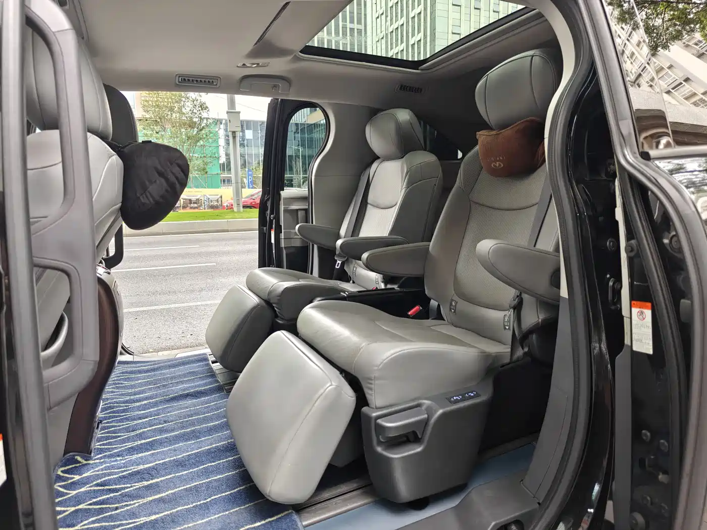 Toyota Granvia 2023 2.5L Hybrid Prestige PLUS Edition фото 14