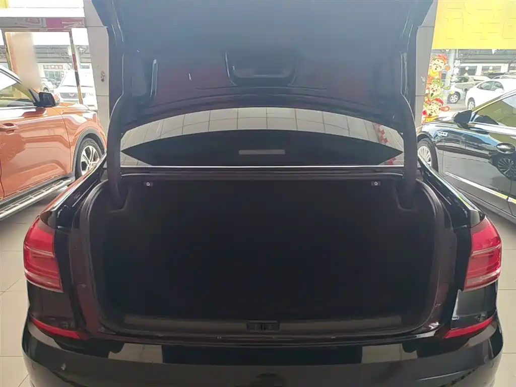 Volkswagen Passat 2017 330TSI DSG Luxury фото 19