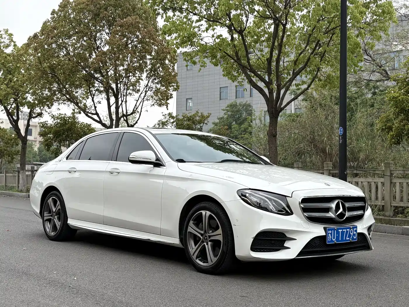 Mercedes-Benz E-Class 2016 E 200 L Sport Type фото 3