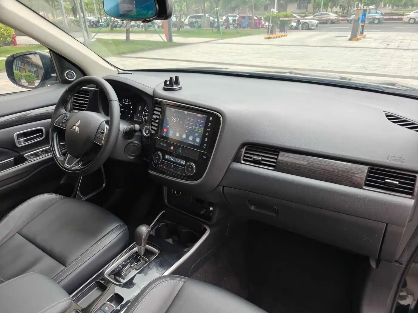 MITSUBISHI OUTLANDER