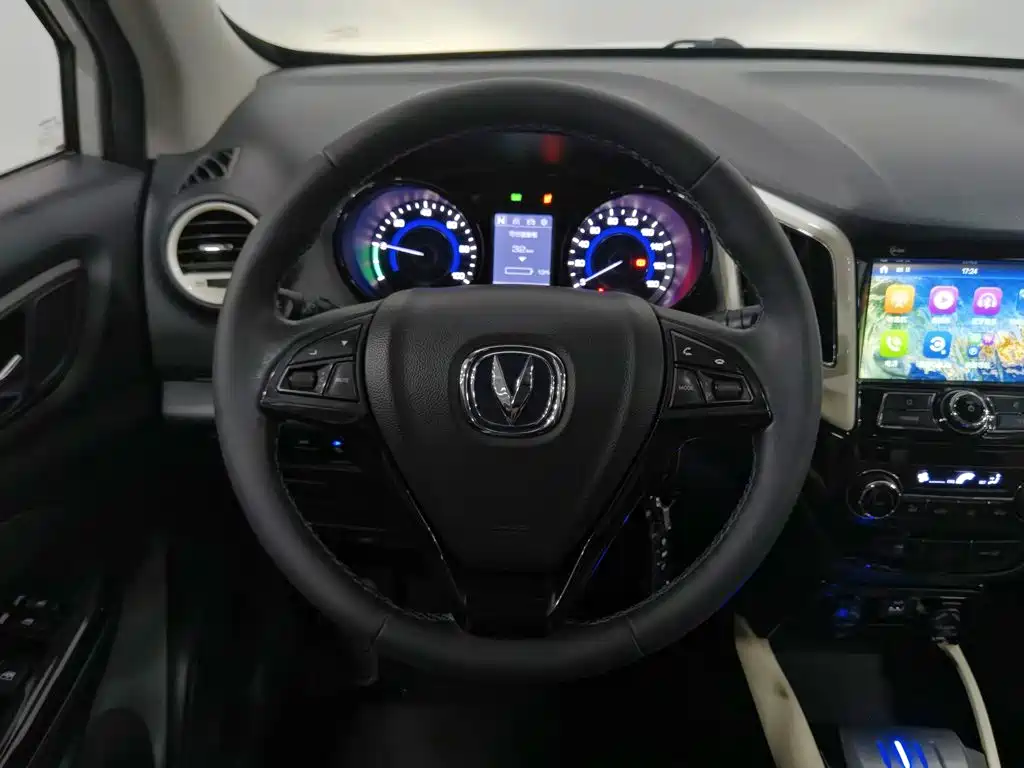 Фото 11 - Changan CS15EV