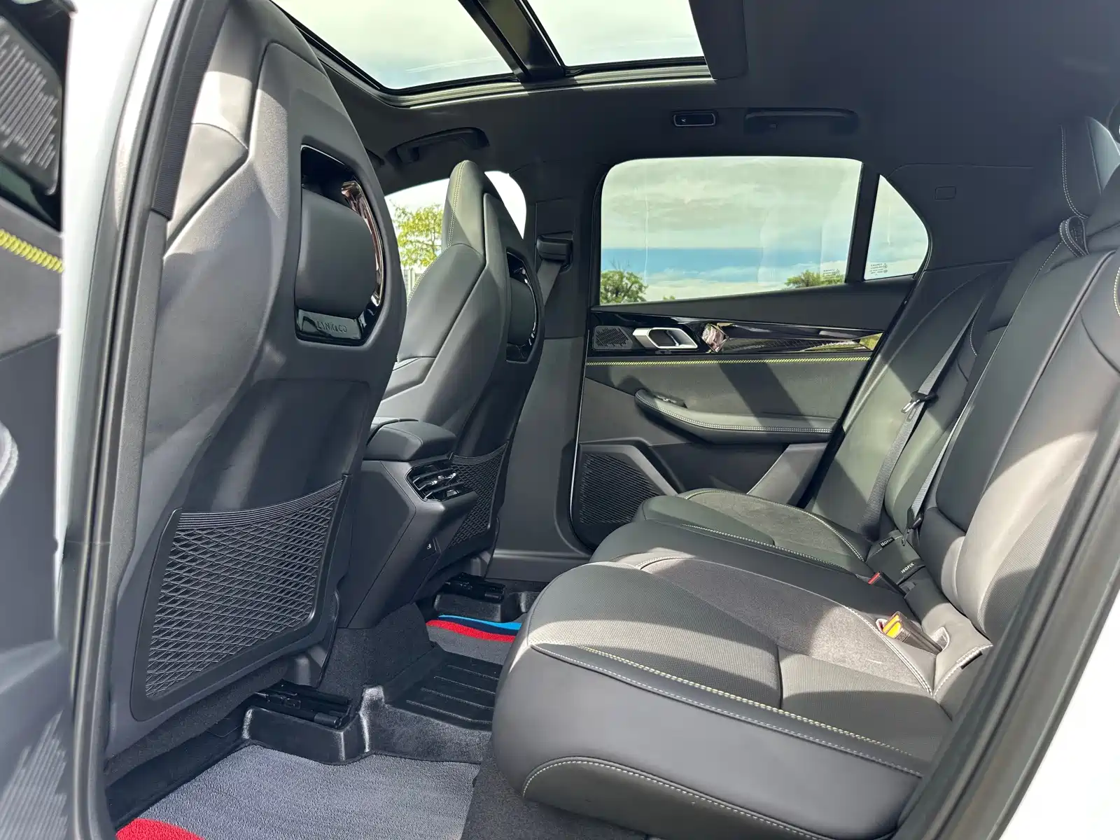 Фото 9 - Lynk & Co 03