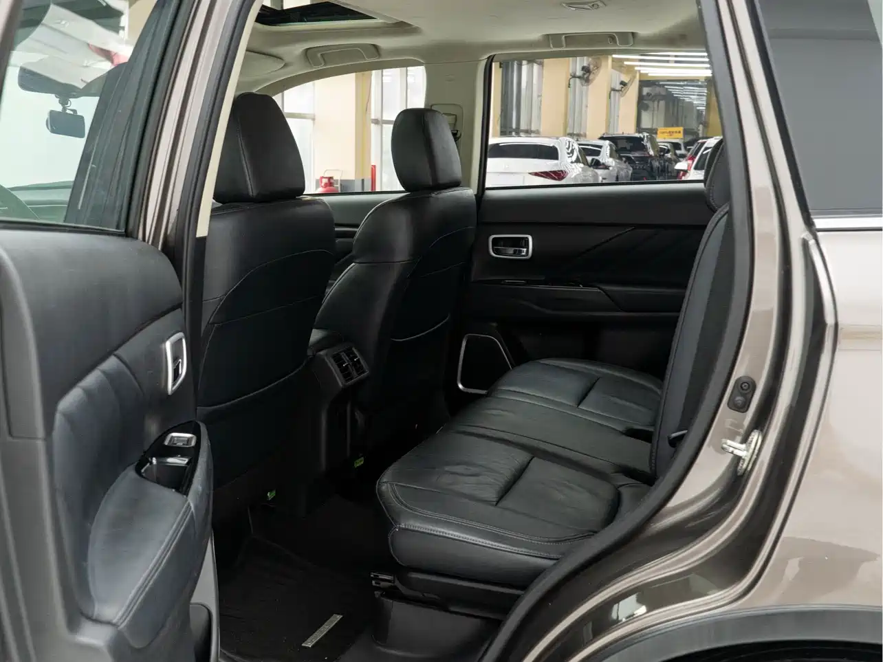 Mitsubishi Outlander 2019 2.4L 4WD Deluxe Edition 7-Seater China VI фото 7