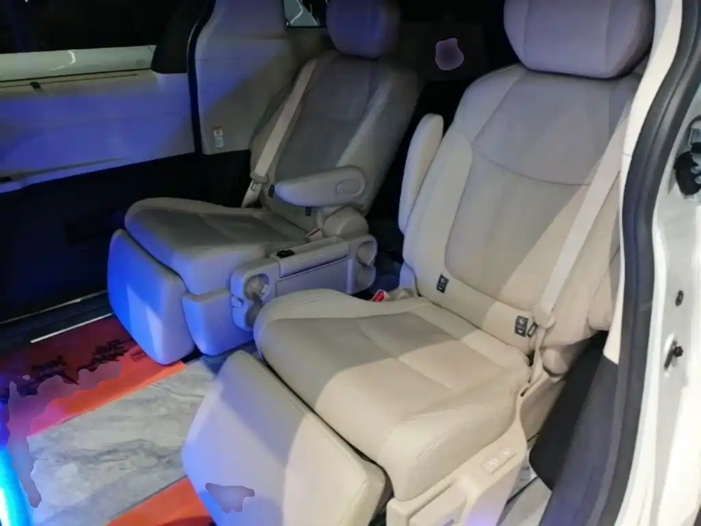 Toyota Sienna 2023 2.5L Hybrid Premium Edition фото 17