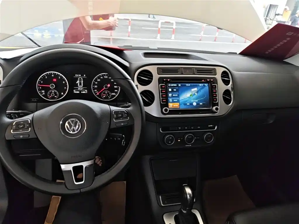 VOLKSWAGEN TIGUAN