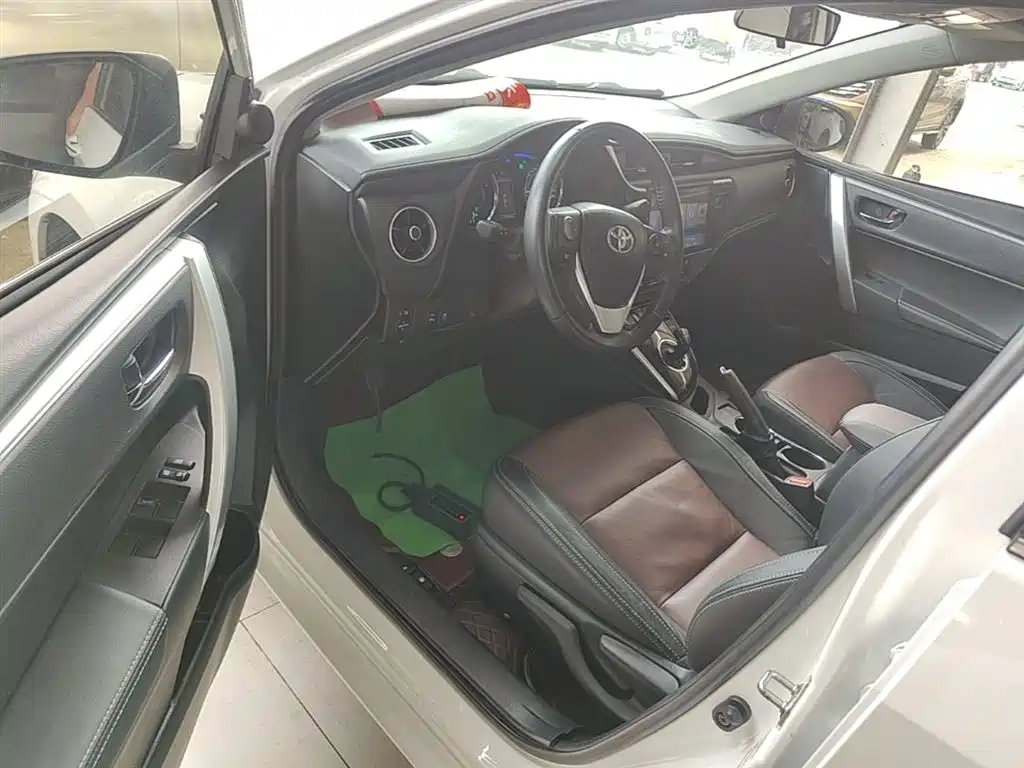Toyota Corolla 2018 Hybrid 1.8L E-CVT Smart Edition фото 12