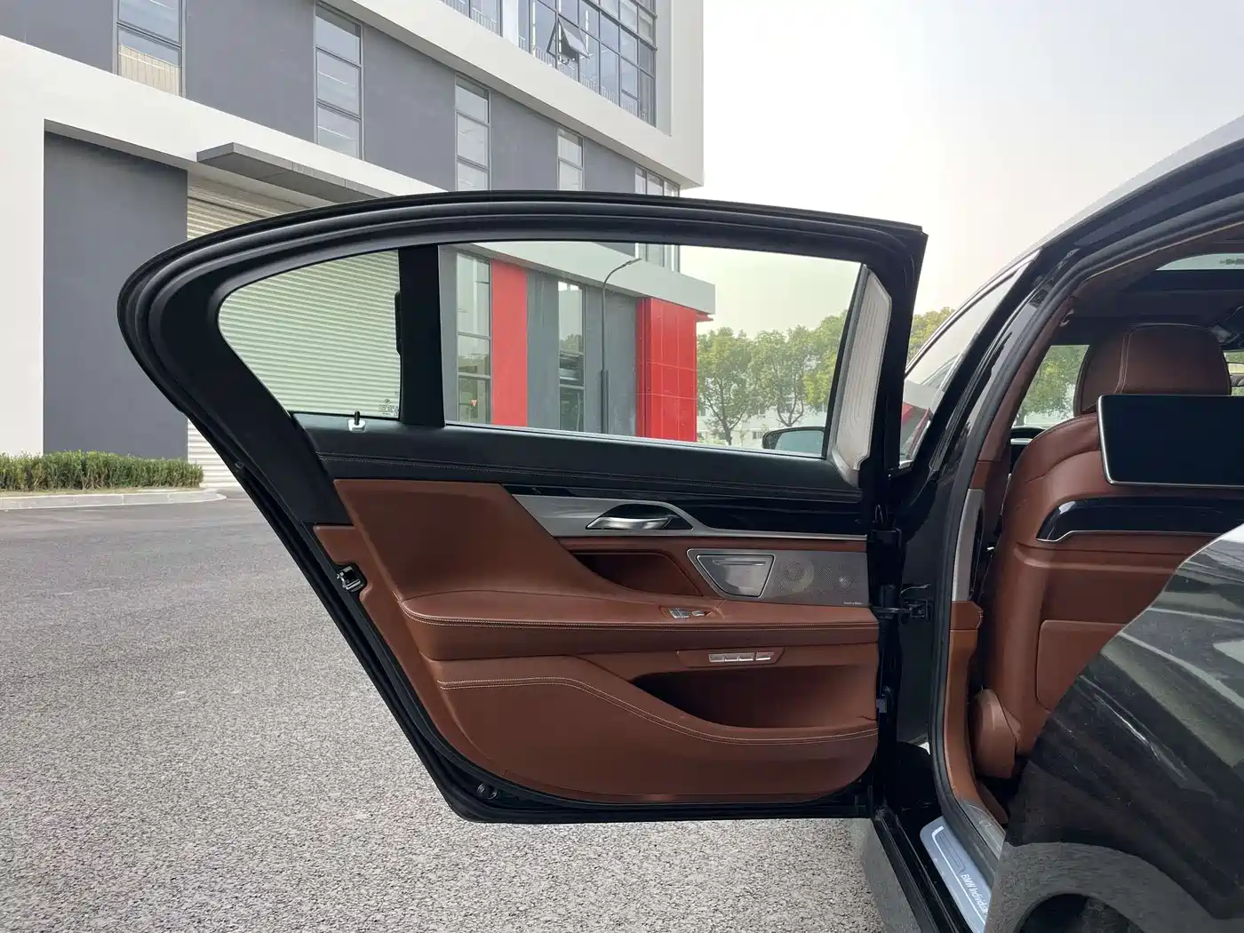 BMW 7 Series 2017 750Li xDrive Personalized Custom Edition 5-Seater фото 10