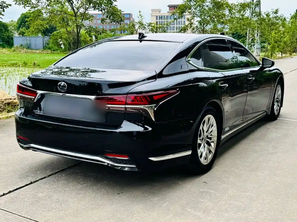 Фото 24 - Lexus LS