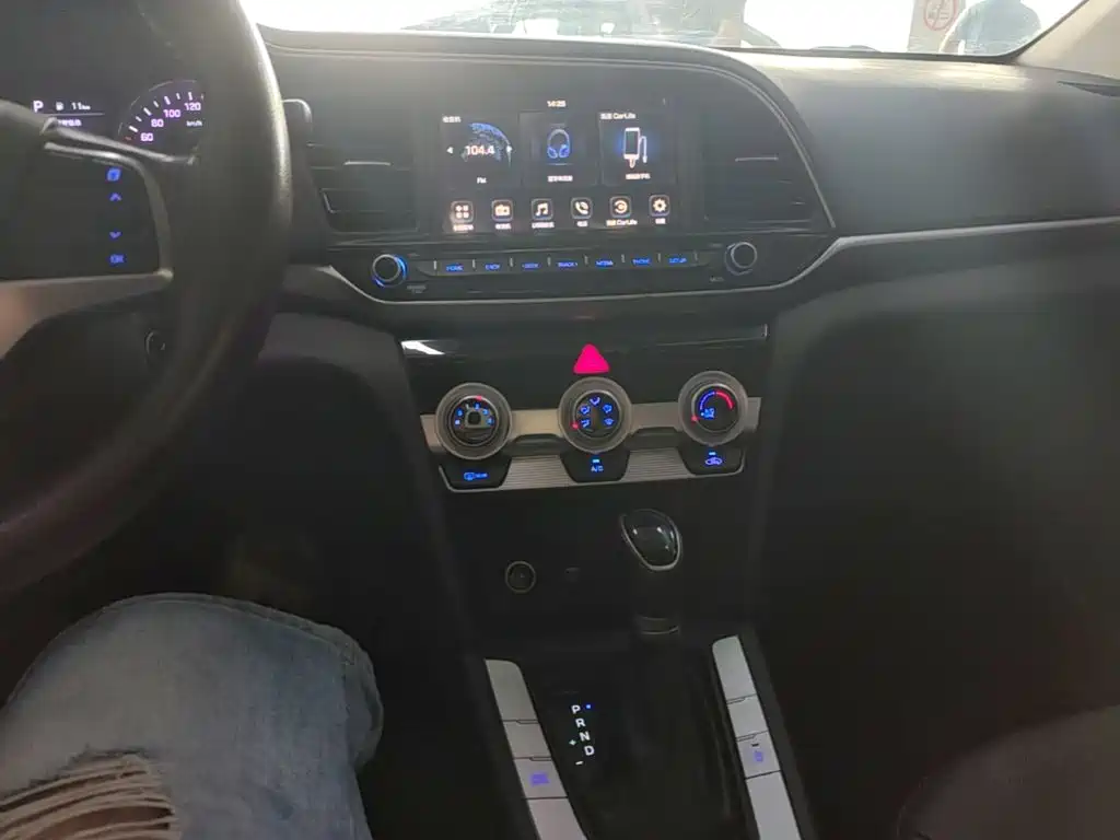 Photo 9 - Hyundai Elantra