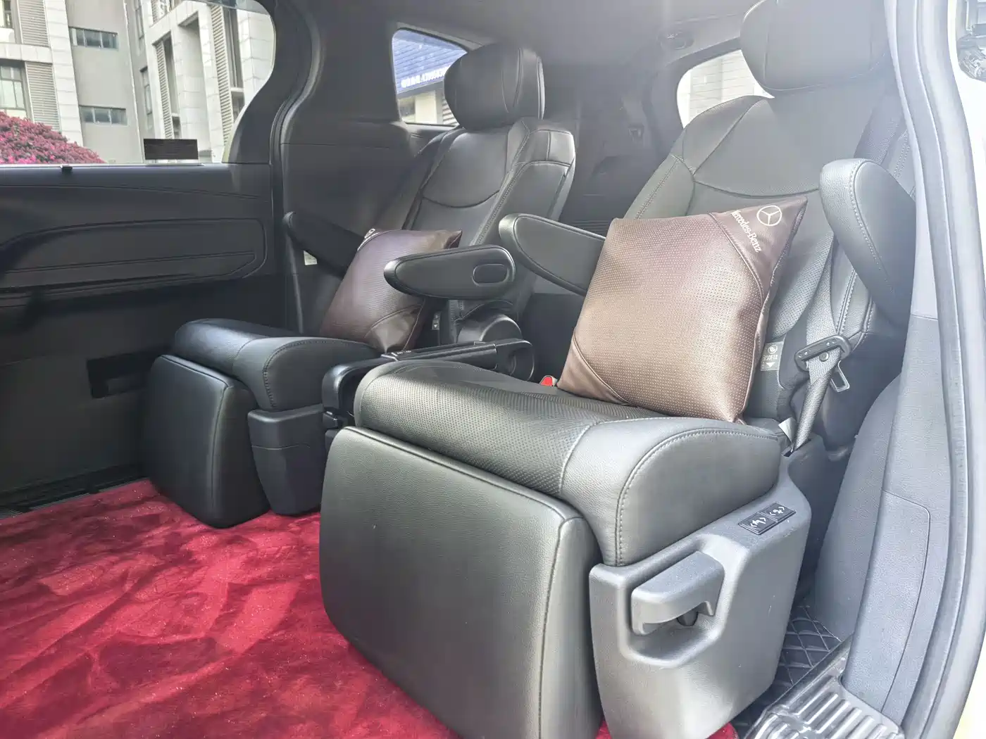 Toyota Sienna 2023 2.5L Hybrid Luxury Welfare Edition фото 15