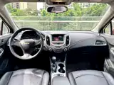 Photo 9 - Chevrolet Cruze