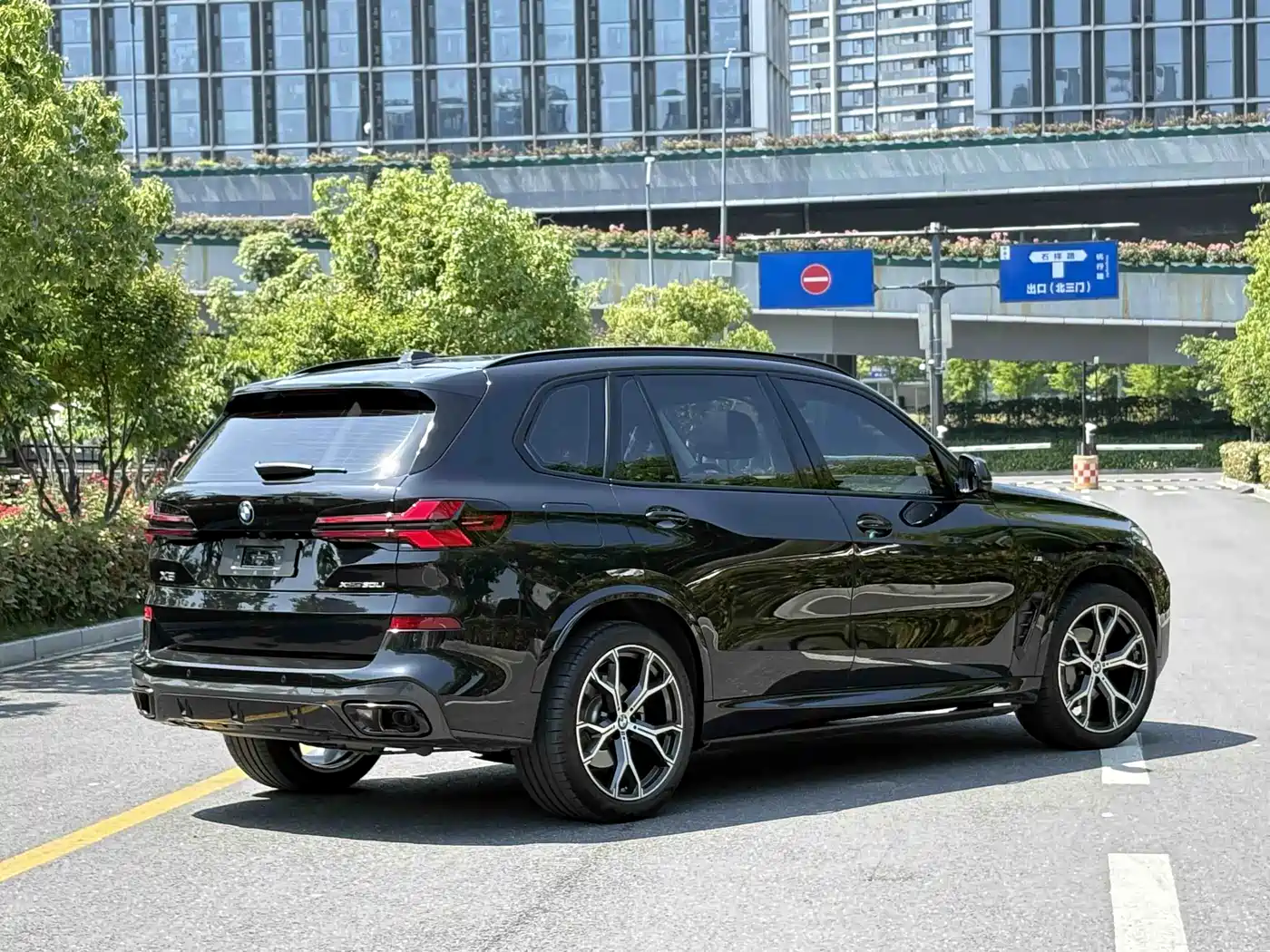 BMW X5 2023 xDrive 30Li Premium M Sport Black Night Package фото 19