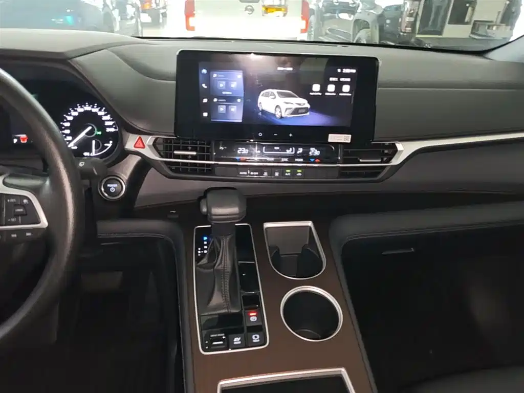 Toyota Granvia 2026 Model 2.5L Hybrid Luxury Edition фото 13