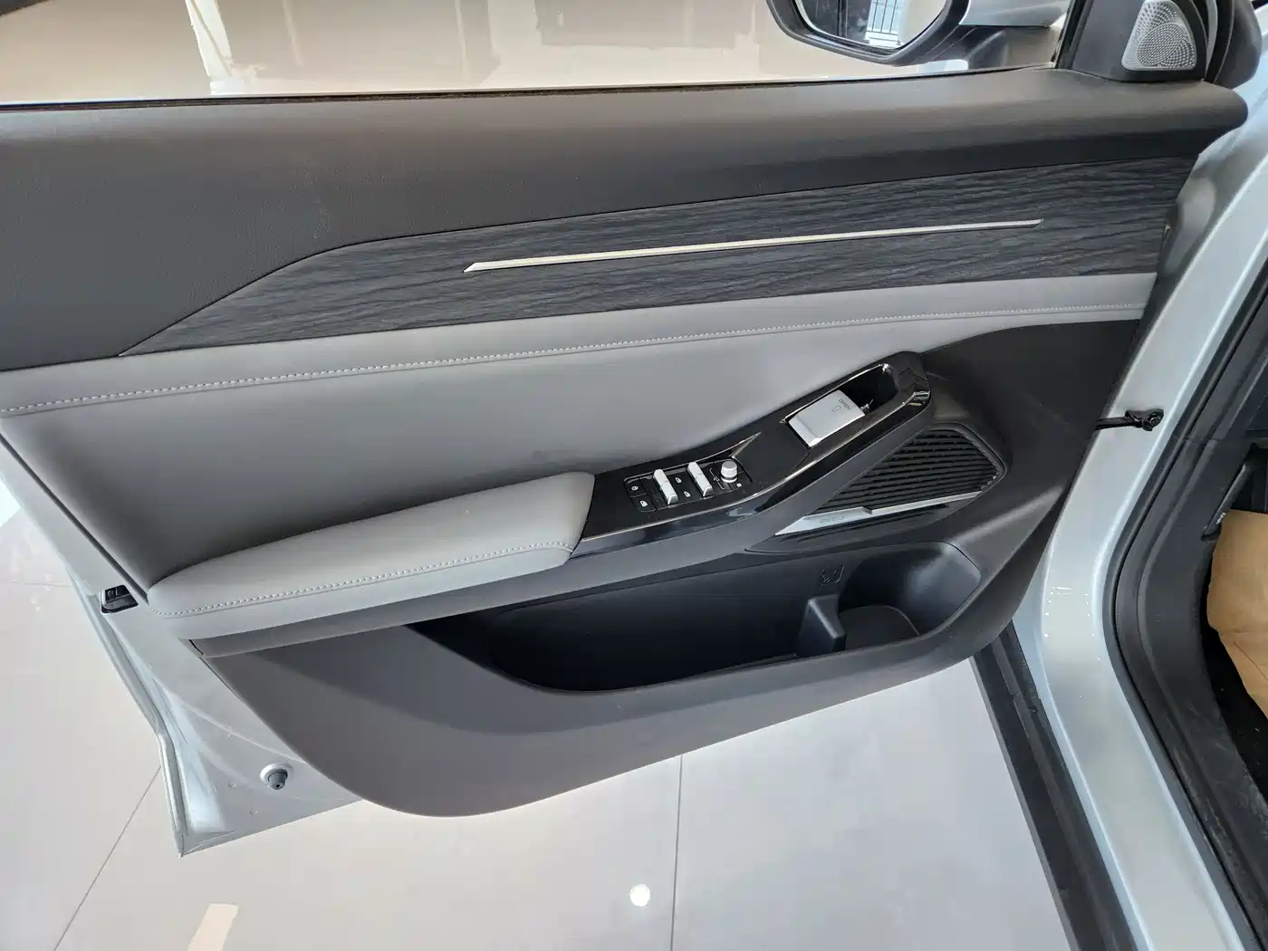 Geely Galaxy Galaxy L6 2025 EM-i 140km Explorer+ Edition фото 4
