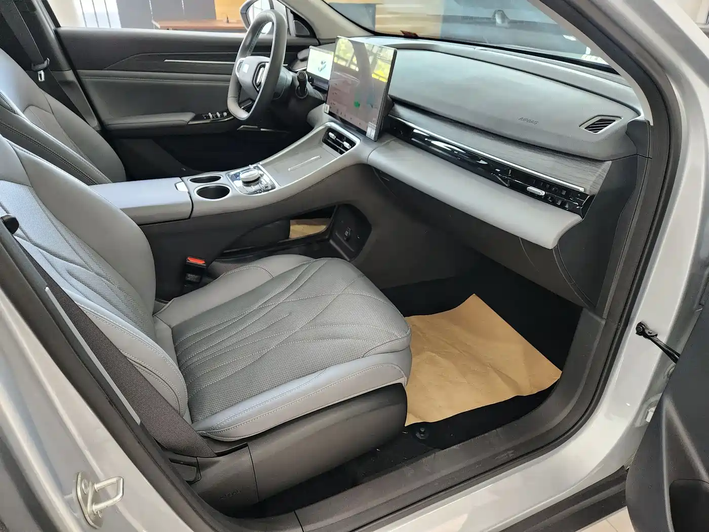 Geely Galaxy Galaxy L6 2025 EM-i 140km Explorer+ Edition фото 10
