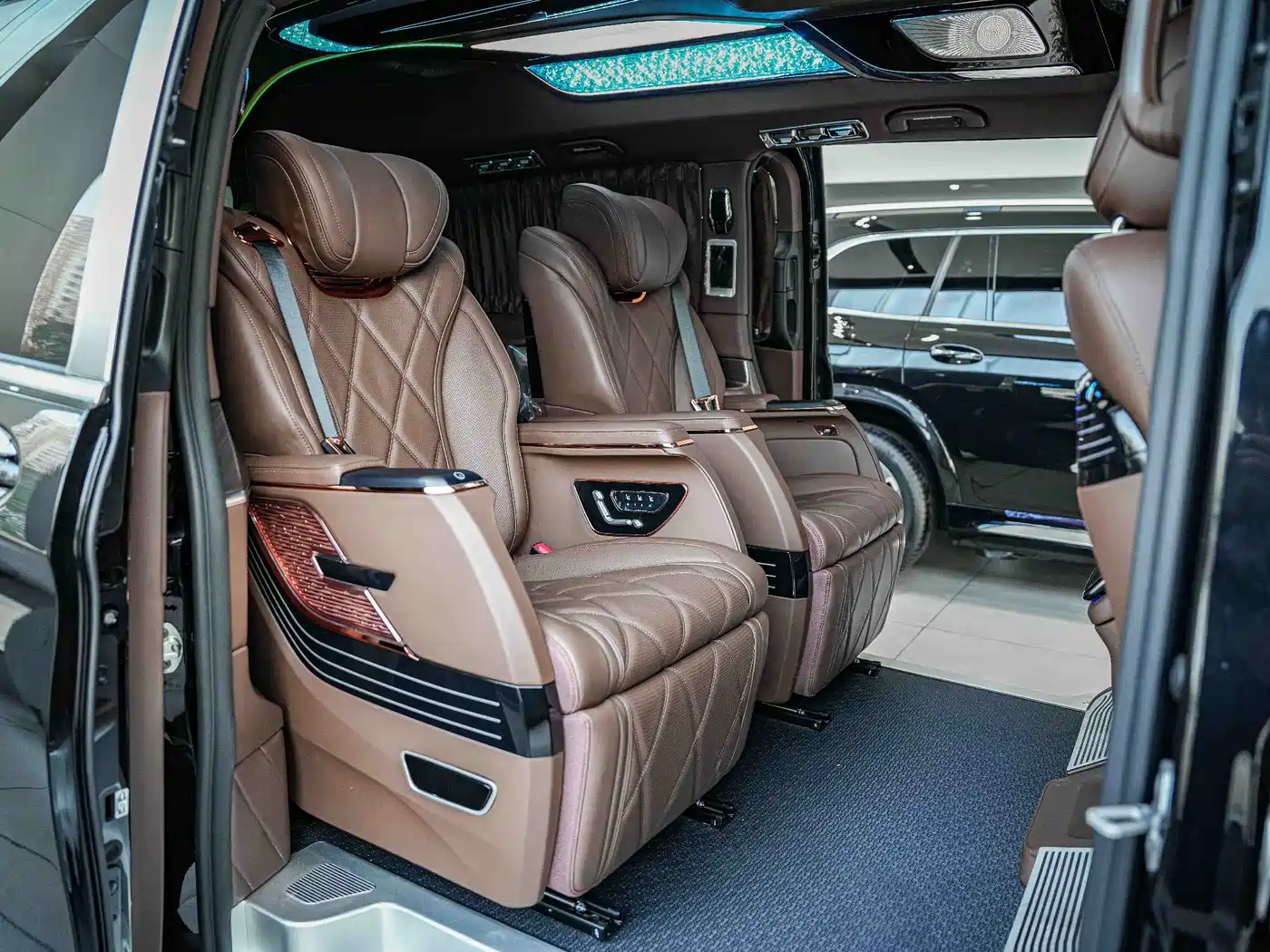 Mercedes-Benz V-Class 2024 V 300 L Long Wheelbase Premium фото 6