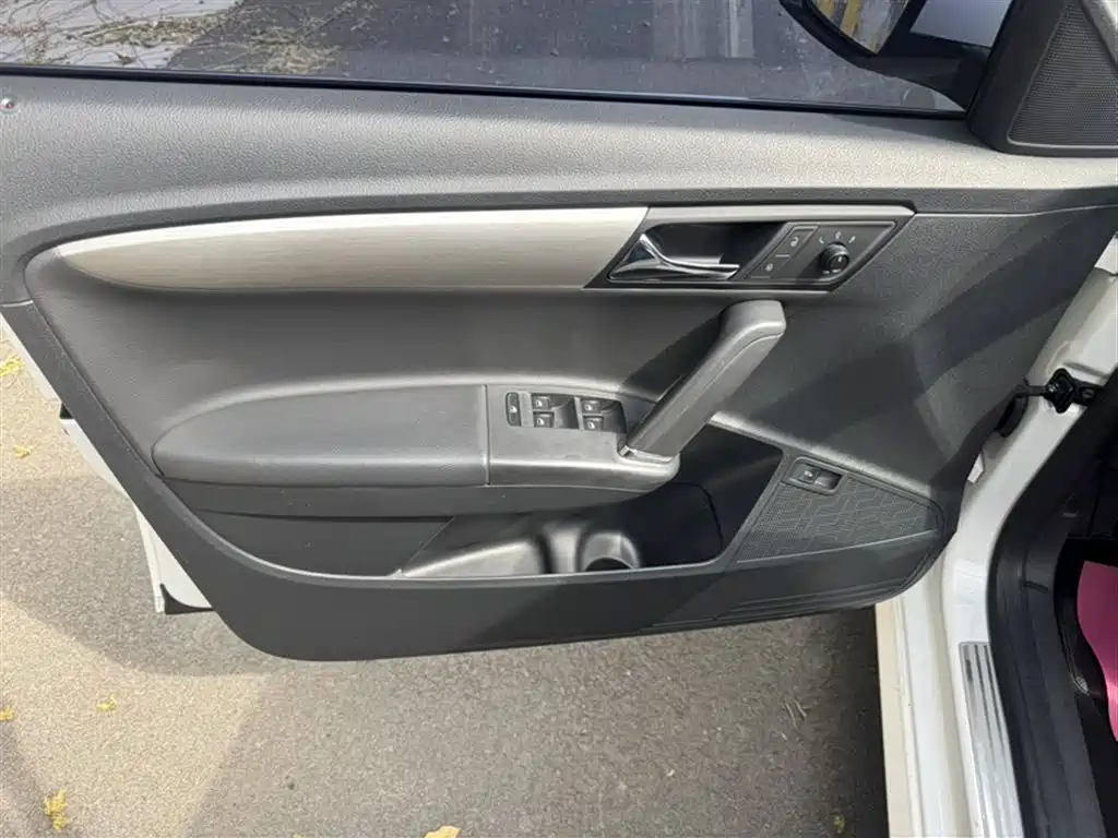 Volkswagen Lavida 2013 Facelift Classic 1.6L Automatic Comfort фото 5
