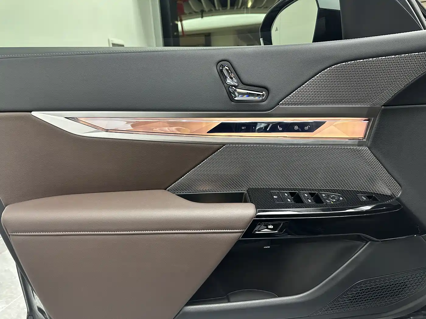 BMW 7 Series 2023 Model 735Li Luxury Package фото 22