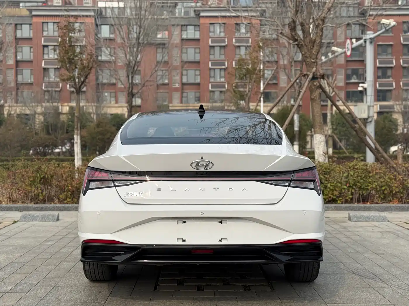 Hyundai Elantra 2021 1.5L CVT LUX Premium Edition фото 17
