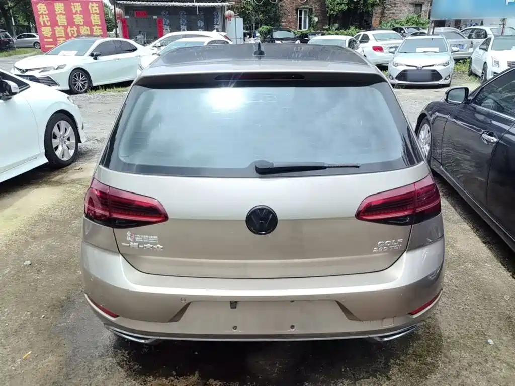 Photo 6 - Volkswagen Golf