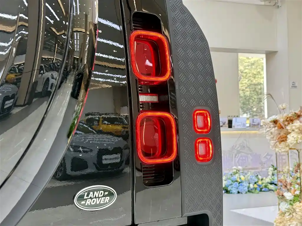 Land Rover Defender 2023 Facelift 110 3.0T P400 Dark Special Edition фото 7