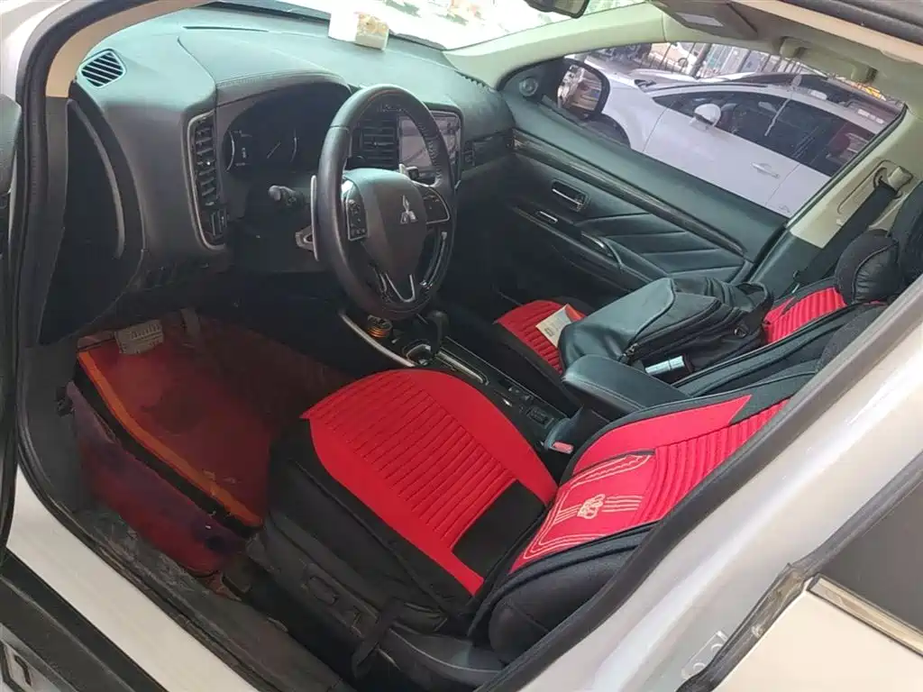 MITSUBISHI OUTLANDER