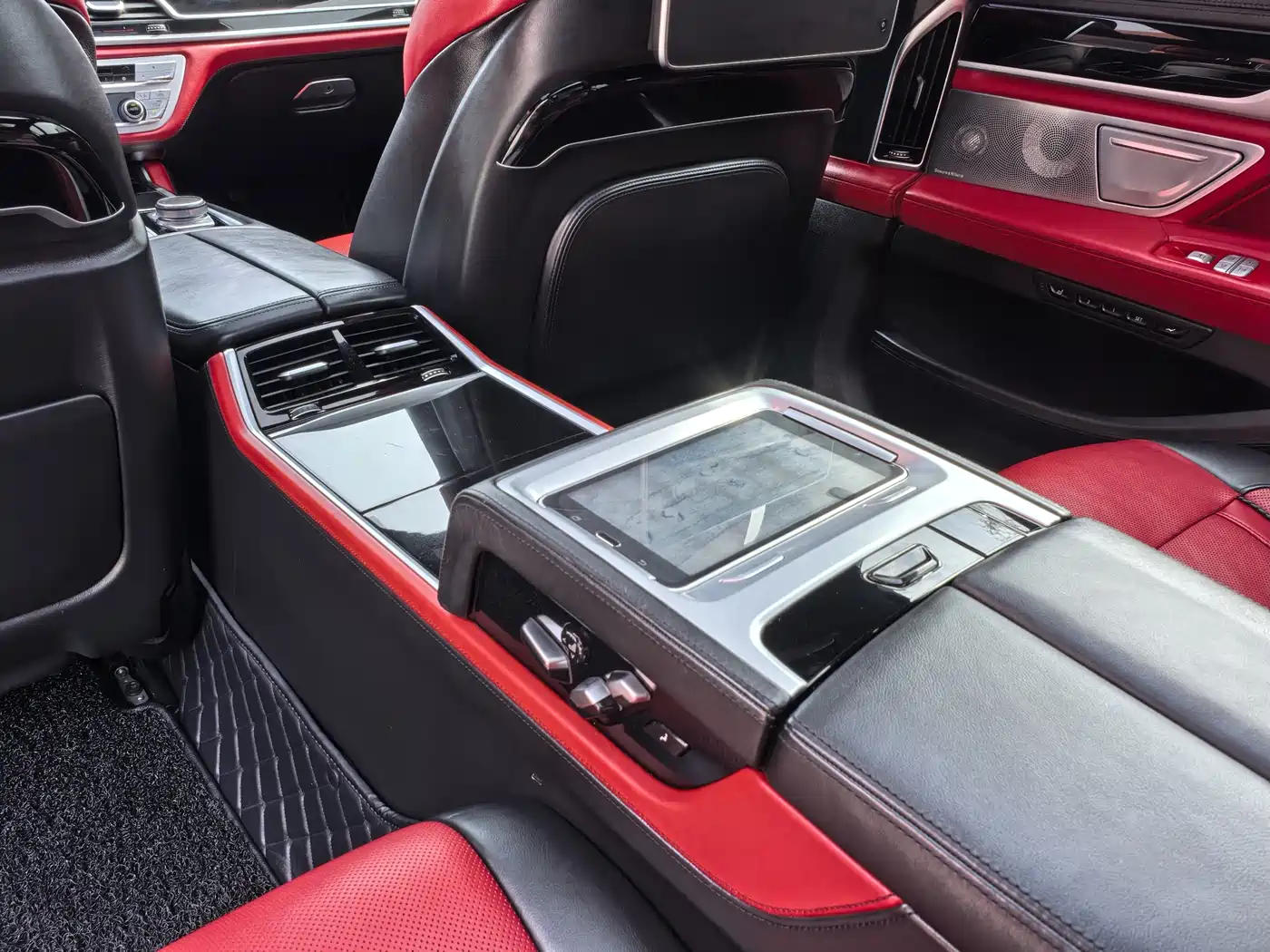 BMW 7 Series 2018 740Li xDrive Luxury M Sport Package Black Flame Edition фото 11