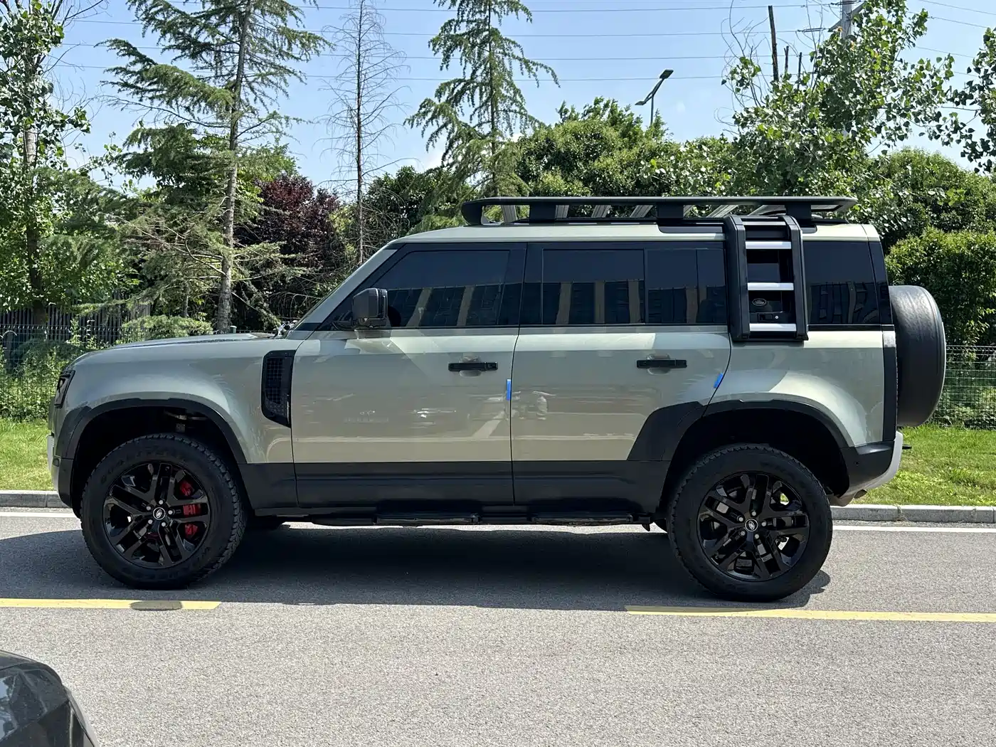 Land Rover Defender 2021 110 P400 Dark Special Edition фото 7
