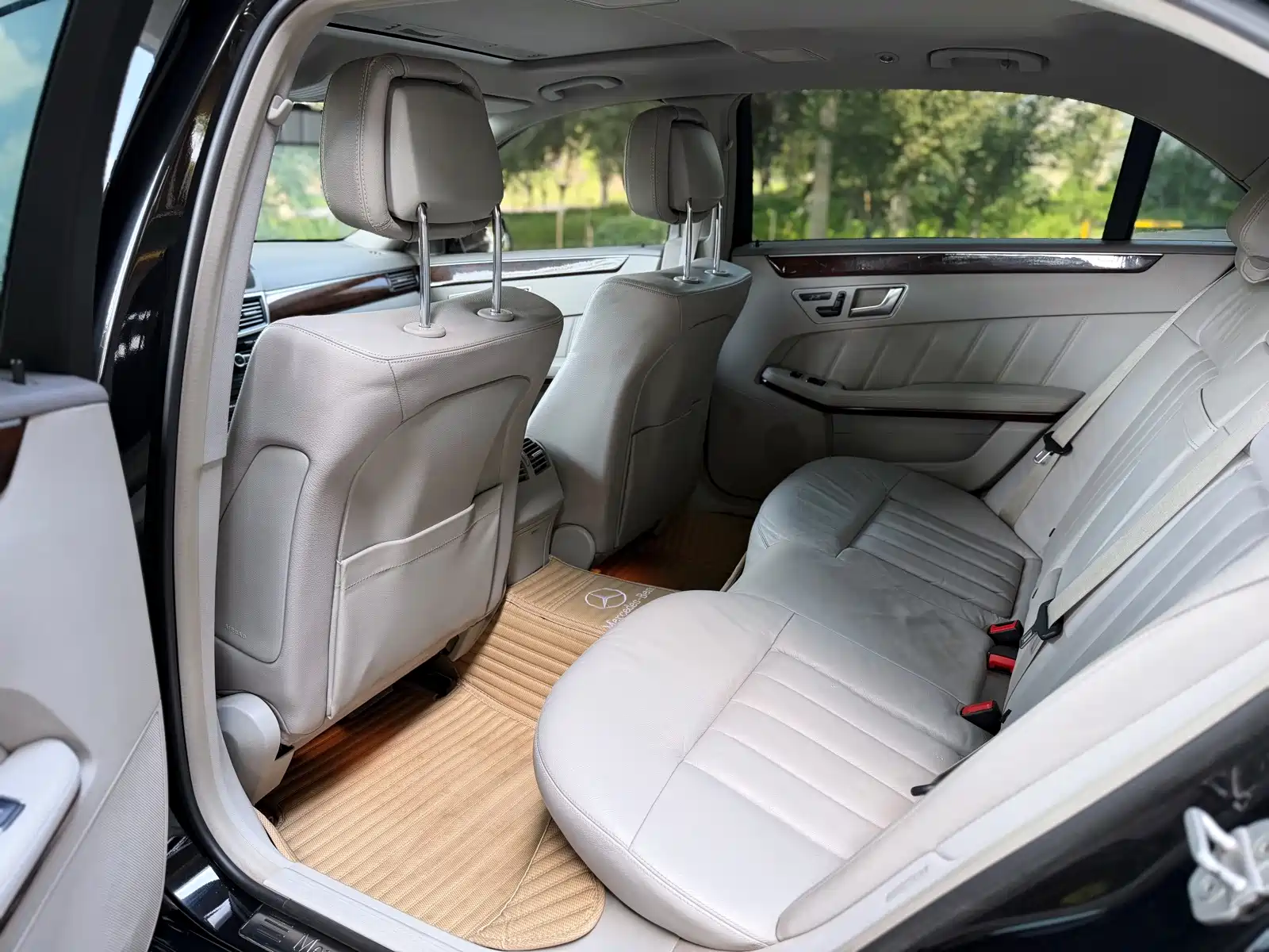 Photo 12 - Mercedes-Benz E-Class