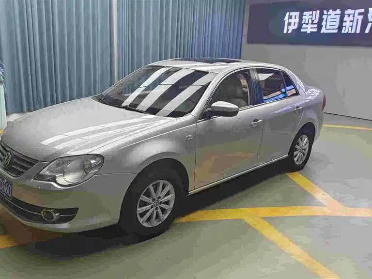 Volkswagen Bora 2012 1.6L Manual Comfort Value Edition фото 2