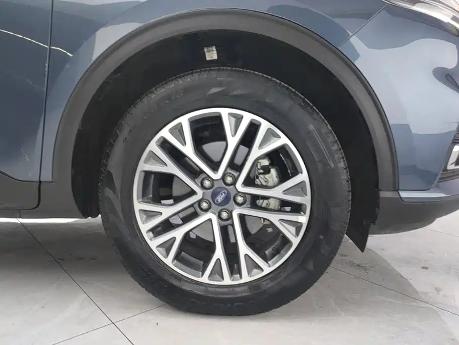 صورة 6 - Ford Escape