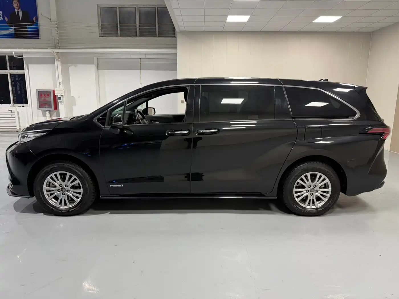 Toyota Sienna 2021 2.5L Hybrid Premium Edition фото 7