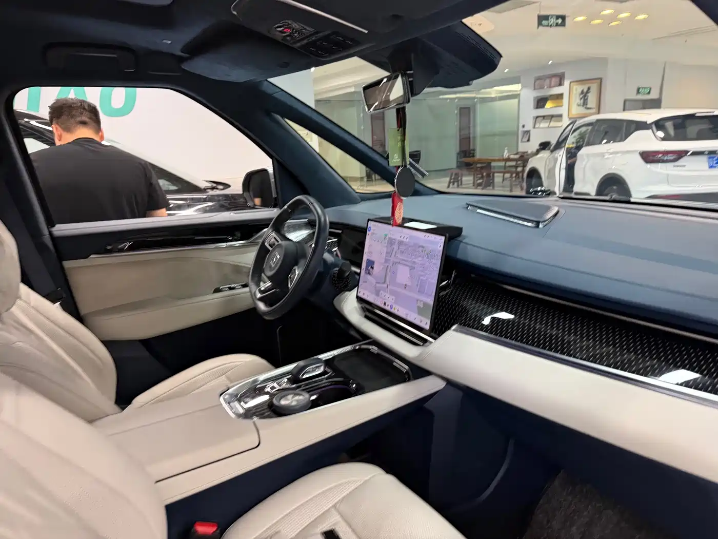 ZEEKR 009 2025 2024 6-seat Executive AWD 108kWh