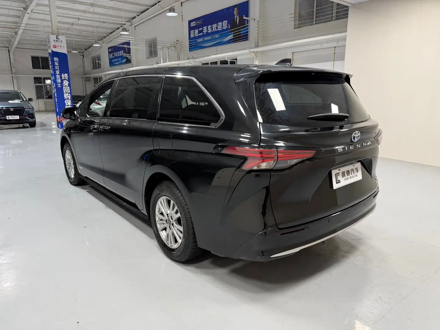 Toyota Sienna 2021 2.5L Hybrid Premium Edition фото 6