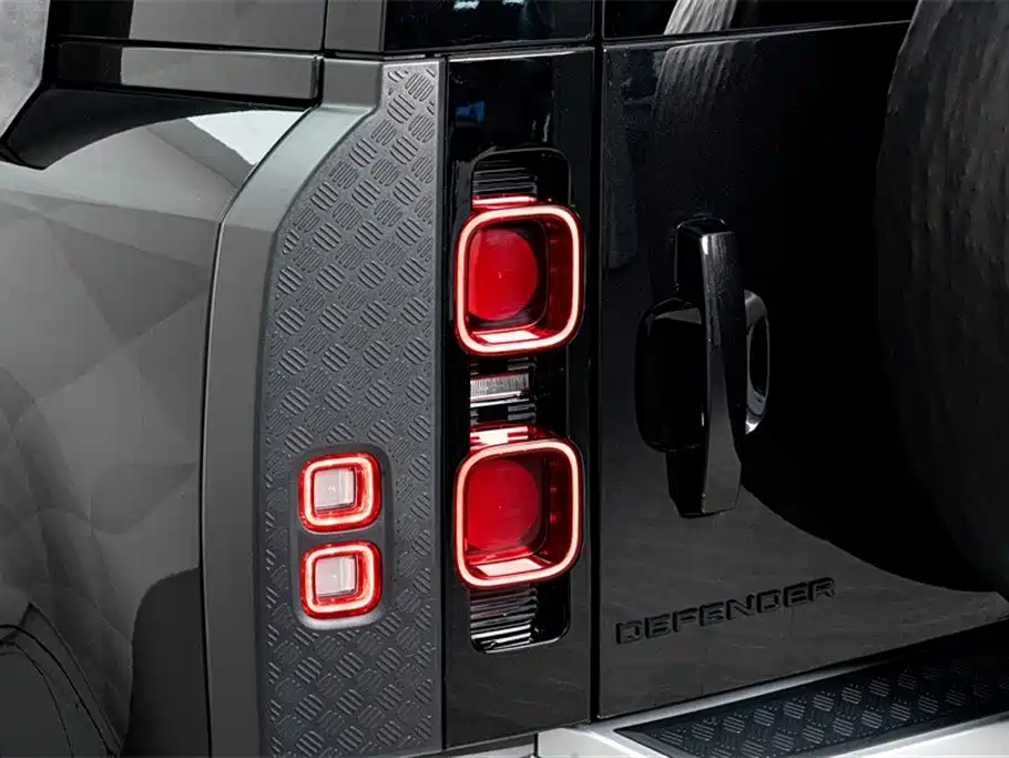 Land Rover Defender 2021 110 P400 Dark Special Edition фото 10