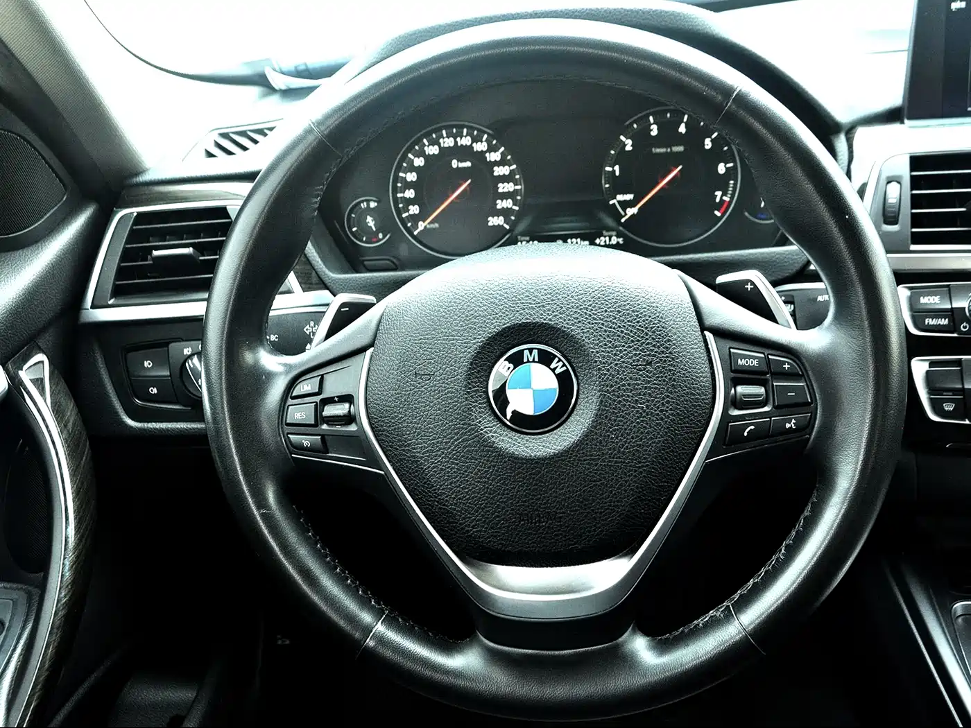 Photo 12 - BMW 3 Series