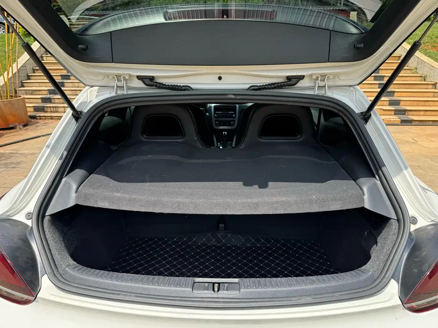 Volkswagen Scirocco 2011 2.0TSI Luxury фото 20
