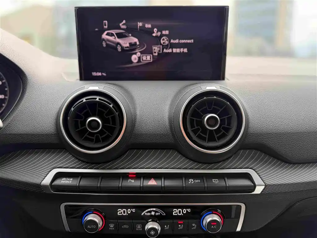 Фото 13 - Audi Q2L e-tron