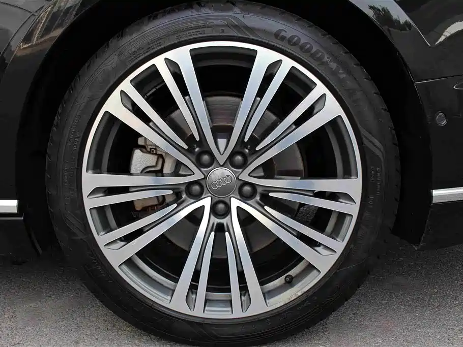 Фото 17 - Audi A8