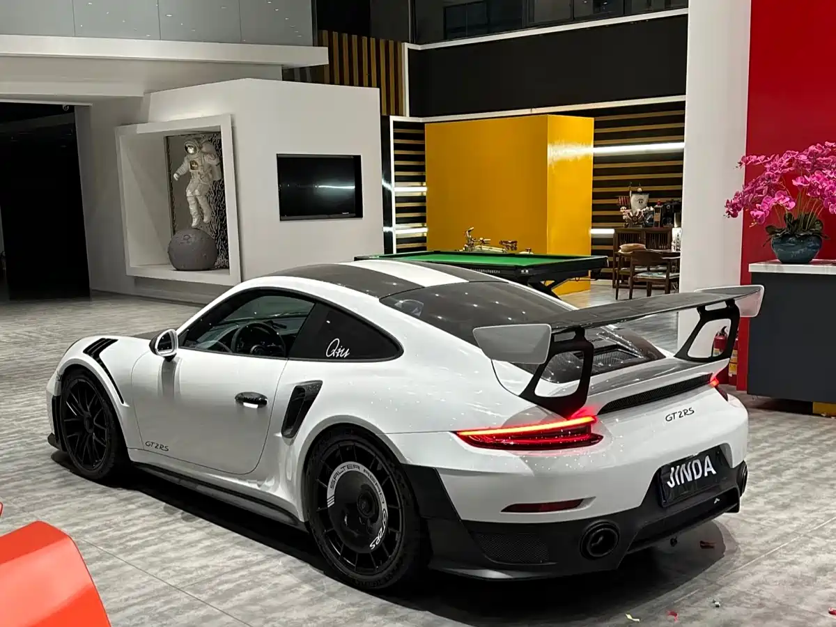 Porsche 911 2018 GT2 RS 3.8T фото 3
