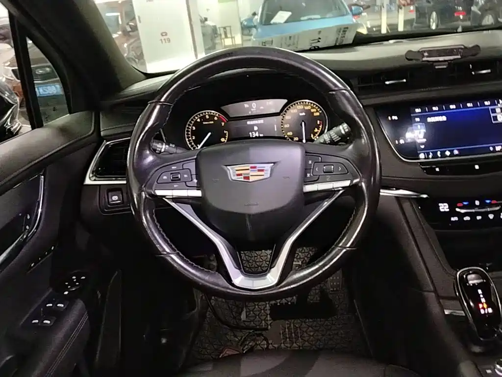 Фото 11 - Cadillac XT6