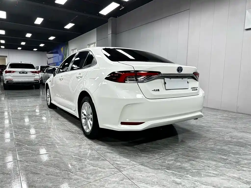 Toyota Corolla 2021 Hybrid 1.8L E-CVT Elite Edition фото 4