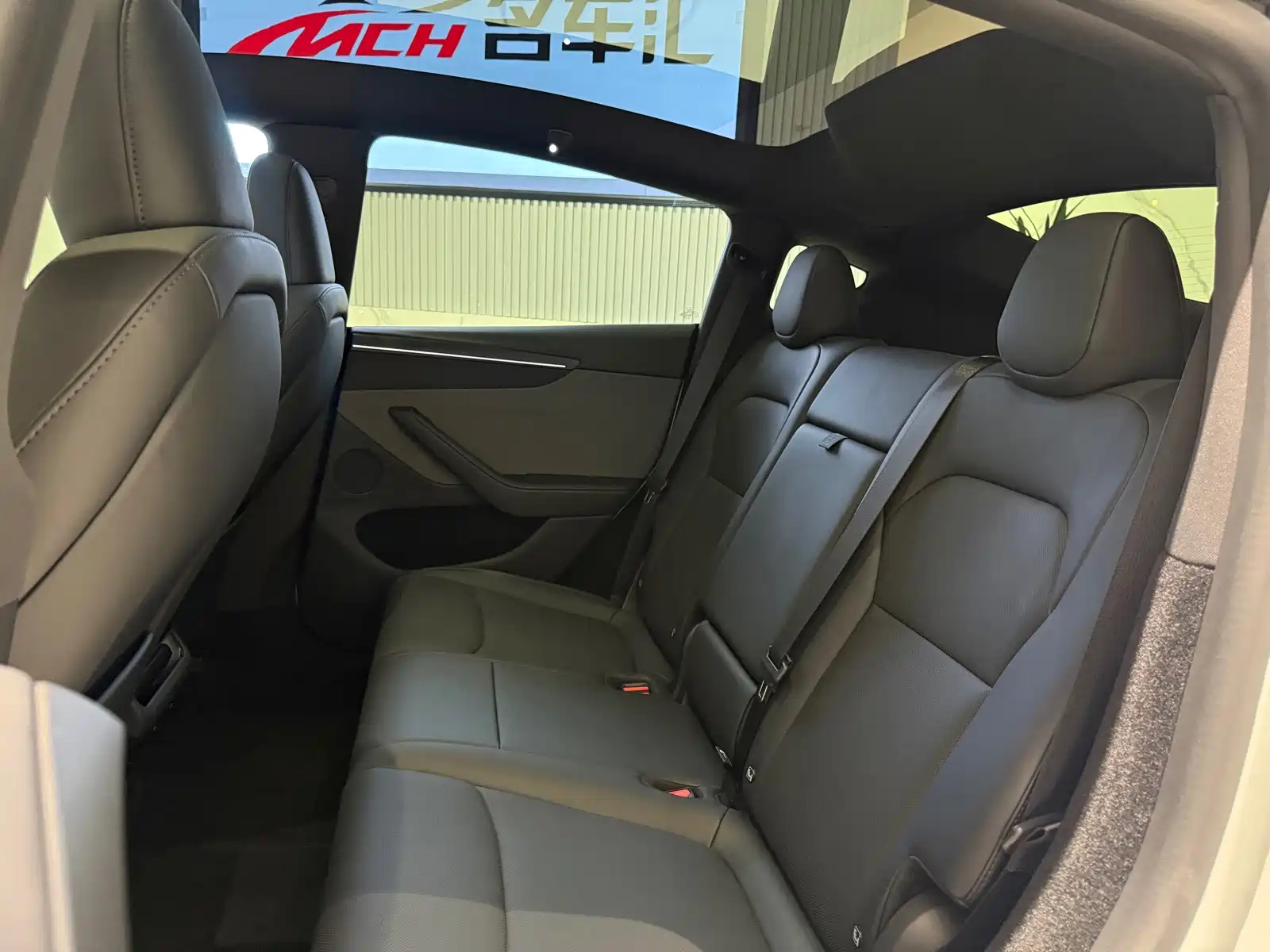 Photo 8 - Tesla Model Y