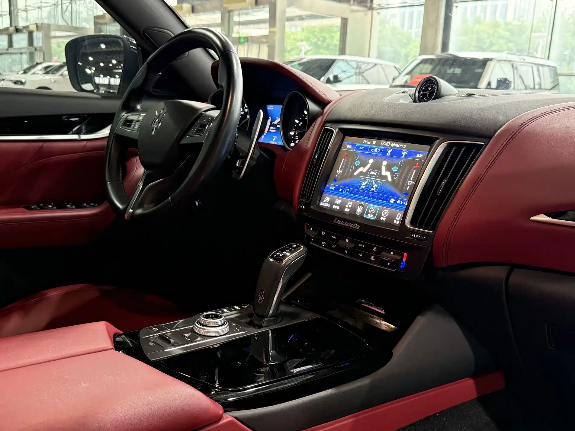 Photo 8 - Maserati Levante