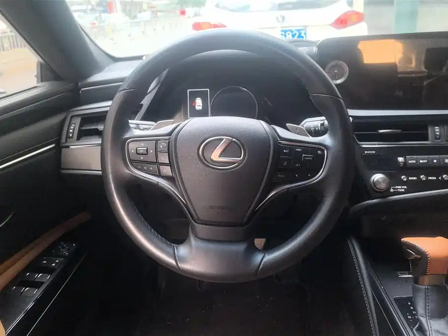 Lexus ES 2023 200 Excellence Edition фото 15