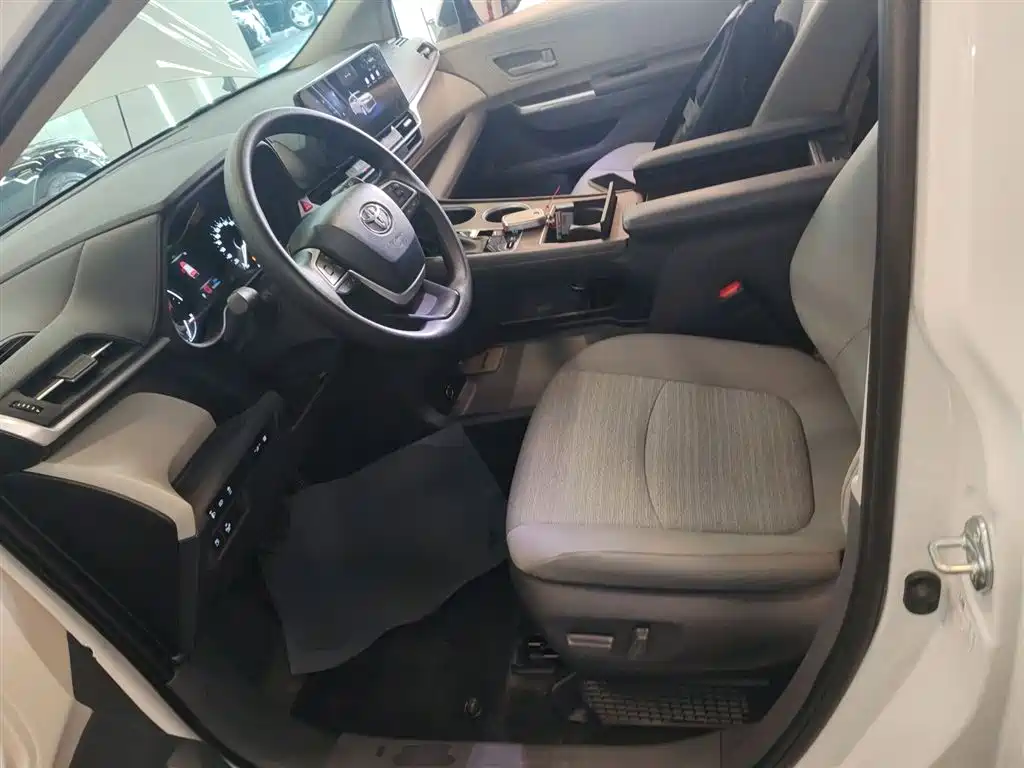 Toyota Sienna 2024 2.5L Hybrid Comfort Edition фото 11