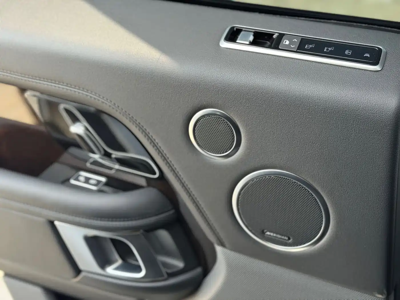 Land Rover Range Rover 2021 3.0 L6 Heritage Edition фото 13