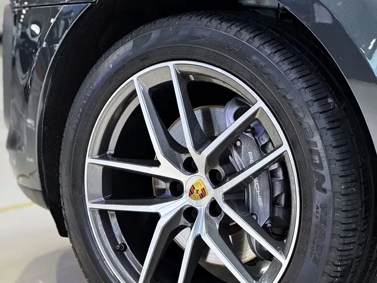 PORSCHE MACAN