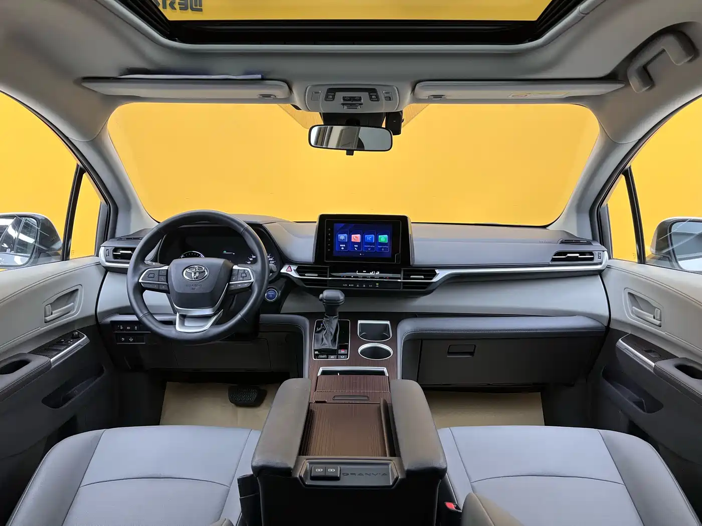 Toyota Granvia 2023 2.5L Hybrid Comfort Edition фото 16