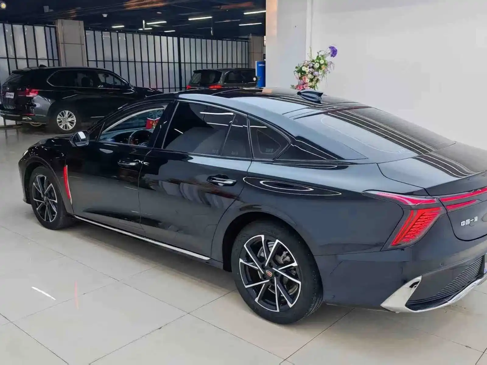 Фото 7 - Hongqi H6